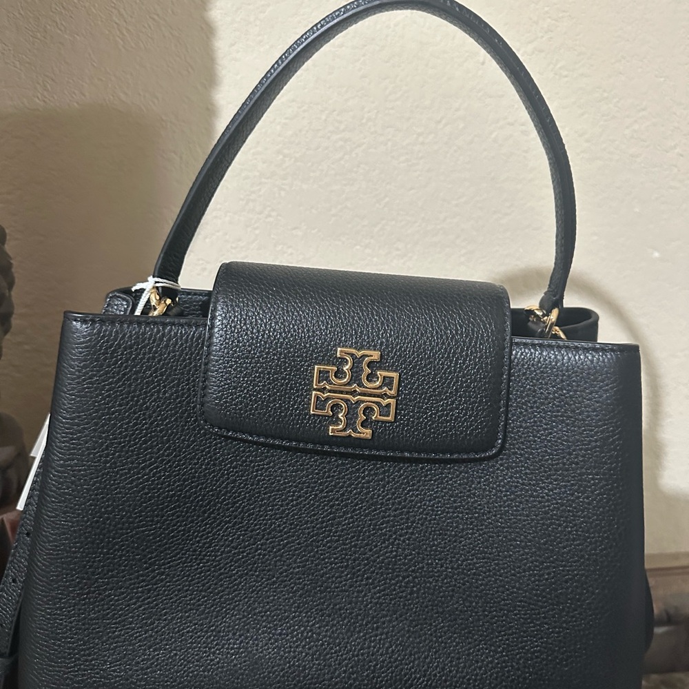 Brand new, beatiful Tory Burch purse. Black witd gold accents!!